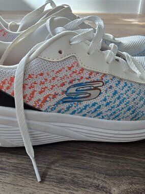 Sketchers Memory Foam Sneaker Size 7